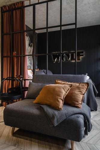 a couch with two pillows on it in a room at Apartament WOLF in Szczawnica