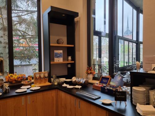 a counter in a room with windows and a counter top at AltstadtQuartier in Schwedt