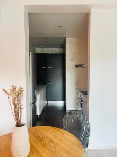 une cuisine et une salle à manger avec une table et des chaises dans l'établissement Grand T3 très lumineux, à 2min à pied de la gare, à Mont-de-Marsan