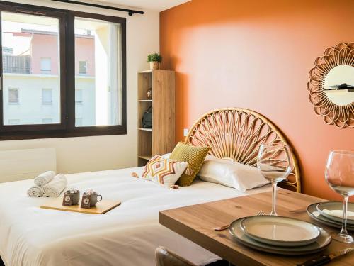 - une chambre avec un lit et une table avec des plaques de cuisson dans l'établissement Soleil d or proche de la vielle ville, à Annecy