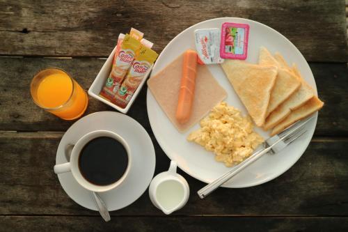 Cottage Hill at Lanta في كو لانتا: طبق من طعام الإفطار وفنجان من القهوة