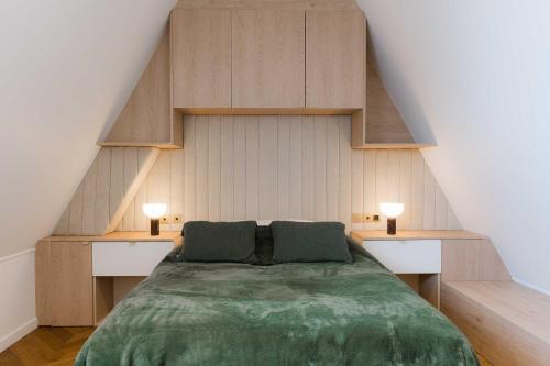 - une chambre avec un lit et deux lumières au-dessus dans l'établissement High-end 2 bedroom duplex with parking Place Morny, à Deauville