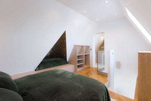 - un salon avec un canapé vert et un escalier dans l'établissement High-end 2 bedroom duplex with parking Place Morny, à Deauville