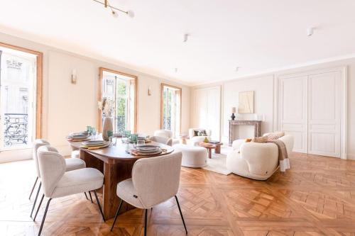 un salon avec une table et des chaises dans l'établissement Arc de Triomphe Luxury 3 Bed 3,5 Bath, à Paris