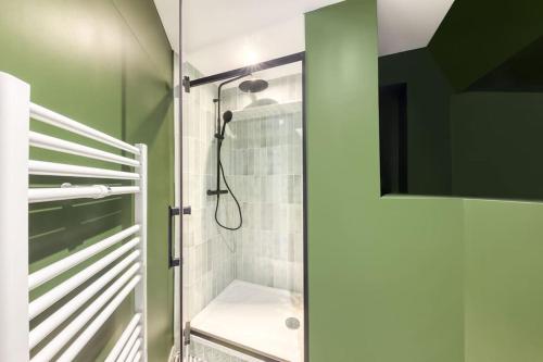 une salle de bain avec une douche avec une porte vitrée dans l'établissement Loft design proche Paris, à Villeneuve-le-Roi