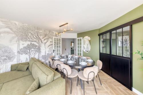 un salon avec une table et un canapé dans l'établissement Loft design proche Paris, à Villeneuve-le-Roi