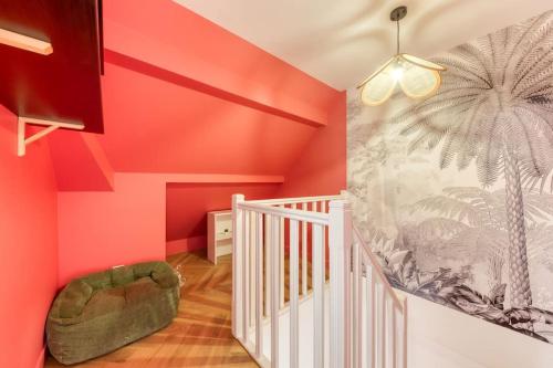 Cette chambre pour enfants présente des murs rouges et un escalier blanc. dans l'établissement Loft design proche Paris, à Villeneuve-le-Roi