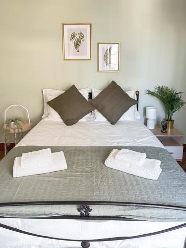 Sea the City - Chic 2-BDR Escape with Spacious Living