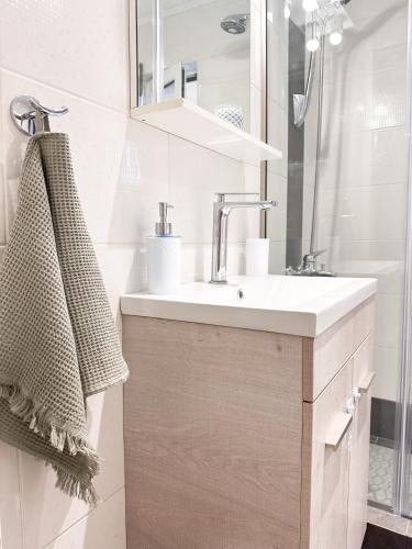 Sea the City - Chic 2-BDR Escape with Spacious Living
