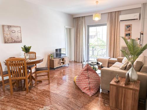 Sea the City - Chic 2-BDR Escape with Spacious Living