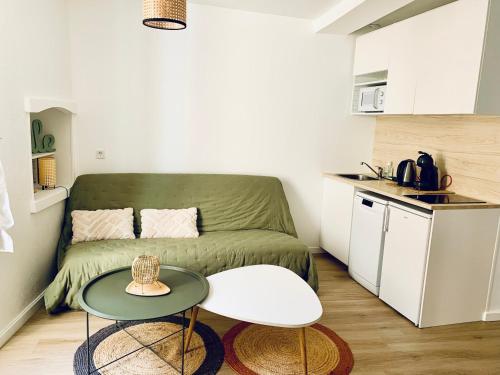 un petit salon avec un canapé et une table dans l'établissement Charmant appartement au cœur de Neuville - Lyon à 20mn, à Neuville-sur-Saône
