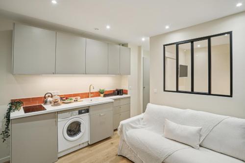une cuisine et un salon avec une machine à laver dans l'établissement Lavie Maison AC Hot tub Montmartre, à Paris