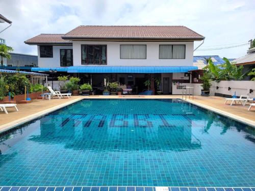 Πισίνα στο ή κοντά στο Rabbit Mansion Patong Hotel