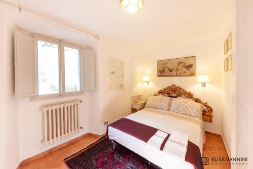 a bedroom with a large bed and a window at A Casa di Rache & Bea in Volterra