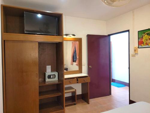 Μια τηλεόραση ή/και κέντρο ψυχαγωγίας στο Rabbit Mansion Patong Hotel