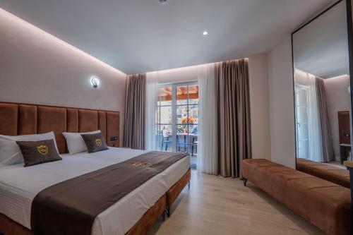 a bedroom with a large bed and a couch at Hotel Dior in Krujë