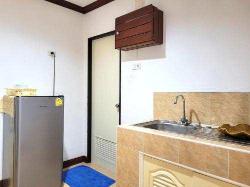 Η κουζίνα ή μικρή κουζίνα στο Rabbit Mansion Patong Hotel