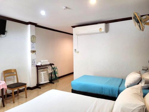 Ένα ή περισσότερα κρεβάτια σε δωμάτιο στο Rabbit Mansion Patong Hotel