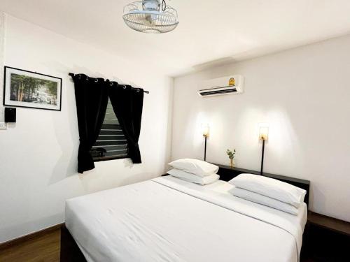 Ένα ή περισσότερα κρεβάτια σε δωμάτιο στο Rabbit Mansion Patong Hotel