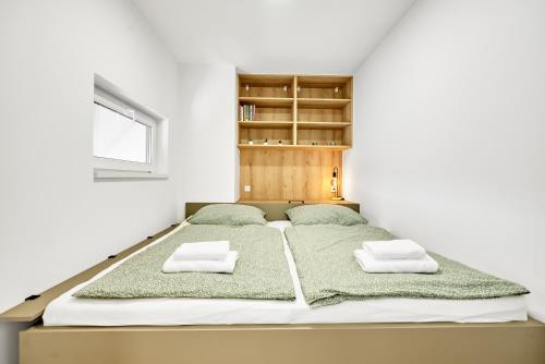 Postel nebo postele na pokoji v ubytování Krušec Loft by Mountain ways