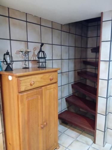 Una cocina con un mueble de madera y unas escaleras. en Casa da laxe, en Combarro