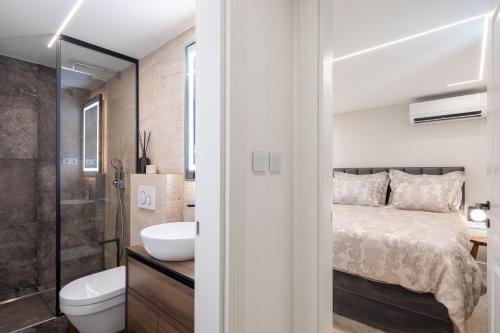 een badkamer met een bed, een wastafel en een toilet bij Villa L'orizzonte in Slatine