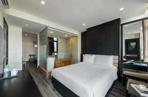 Кровать или кровати в номере Ocean Star Da Nang Bay Hotel