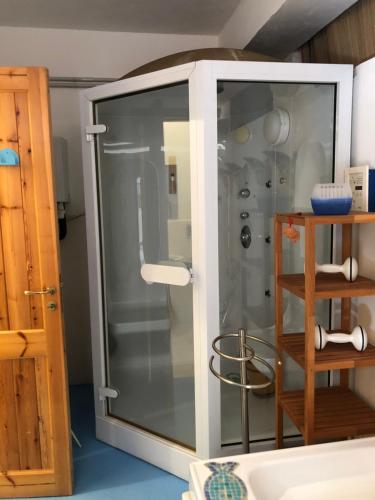 a glass shower in a kitchen with a shelf at Casa Spisidda Appartamento bilocale "Salina" con vista sulle Eolie in Gioiosa Marea
