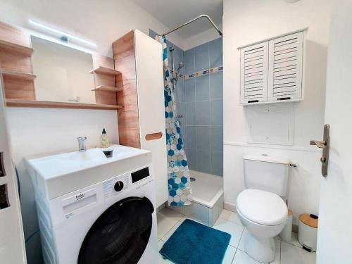 une salle de bain avec un lavabo blanc et des toilettes dans l'établissement Studio, à Sens