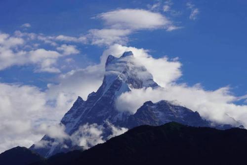 Pemandangan gunung umum atau pemandangan gunung yang diambil dari hotel