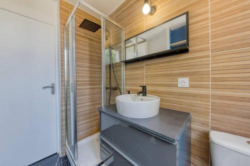 une salle de bain avec un lavabo et des toilettes dans l'établissement Appartement chic et moderne, à Aubervilliers