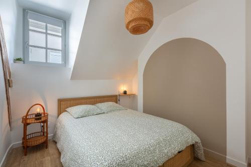 une chambre avec un lit et une fenêtre dans l'établissement La Sirène - Entre châteaux et Beauval, à Romorantin-Lanthenay