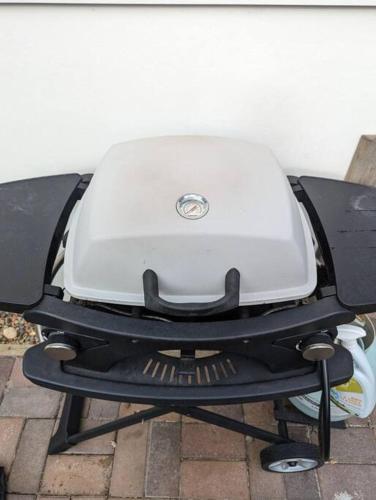 Kemudahan BBQ tersedia untuk tetamu di rumah percutian