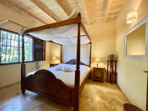 En eller flere senge i et værelse på Shikamoo Cottage