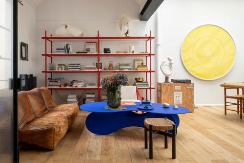 - un salon avec un canapé et une table bleue dans l'établissement 2 Élégants Appartements au Cœur du Marais, à Paris