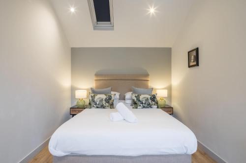 Katil atau katil-katil dalam bilik di King Deluxe Ensuite with Courtyard View - Venn