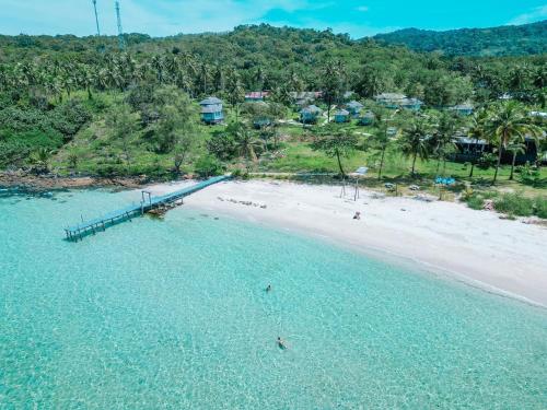 an aerial view of a beach with people in the water at Bunyagard Koh Kood Resort in Ban Lak Uan