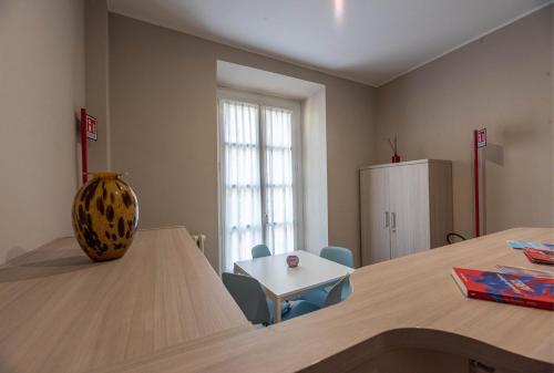 a room with a table and a table and chairs at Apartments Torino Porta Susa PLUS in Turin