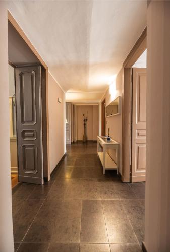 an empty hallway with a kitchen and a table at Apartments Torino Porta Susa PLUS in Turin