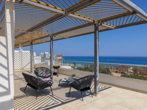 Emerald Bay Sea-Front Penthouse