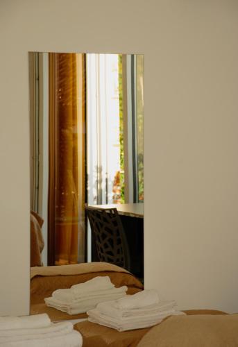 a mirror reflection of two beds in a room at B&B Il Giardino di Circe - Filadelfia (VV) in Filadelfia