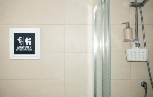 a bathroom with a shower and a picture on the wall at B&B Il Giardino di Circe - Filadelfia (VV) in Filadelfia