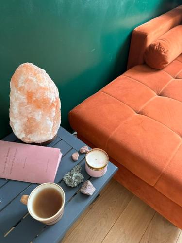 un salon avec un canapé et une table basse dans l'établissement Art House bastille 2 bed apartment w balcony, 11eme super trendy neighbourhood, à Paris