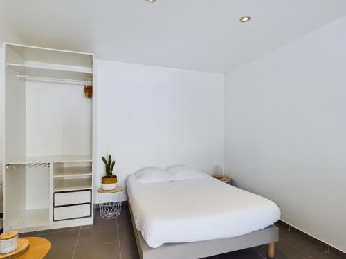 une chambre blanche avec un lit et un miroir dans l'établissement -GARDEN - Une Oasis au coeur de Concarneau, à Concarneau