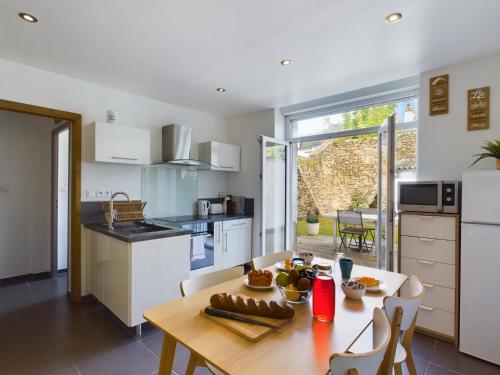 une cuisine et une salle à manger avec une table et des chaises dans l'établissement -GARDEN - Une Oasis au coeur de Concarneau, à Concarneau
