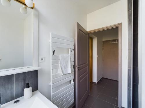 une salle de bain avec un lavabo et un miroir dans l'établissement -GARDEN - Une Oasis au coeur de Concarneau, à Concarneau