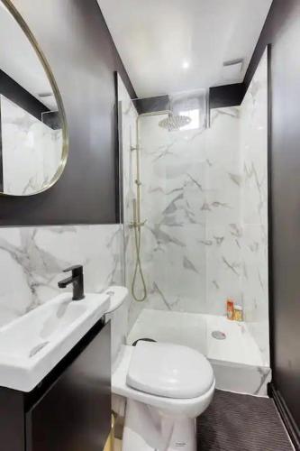 une salle de bain avec toilettes, lavabo et douche dans l'établissement Appartement moderne & lumineux aux portes de Paris, à LʼÎle-Saint-Denis