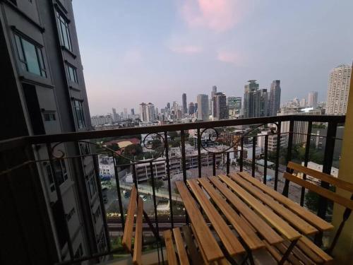Balkón nebo terasa v ubytování 1BR at Thonglor BTS InfinityPool overlooking city