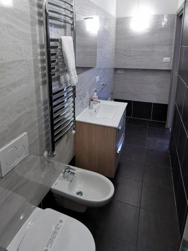 a bathroom with a sink and a toilet at Casa Belfiore Vicenza Medici 23 in Vicenza