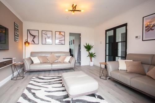 a living room with two couches and a rug at Modern 3 Bed Flat Balloch in Jamestown